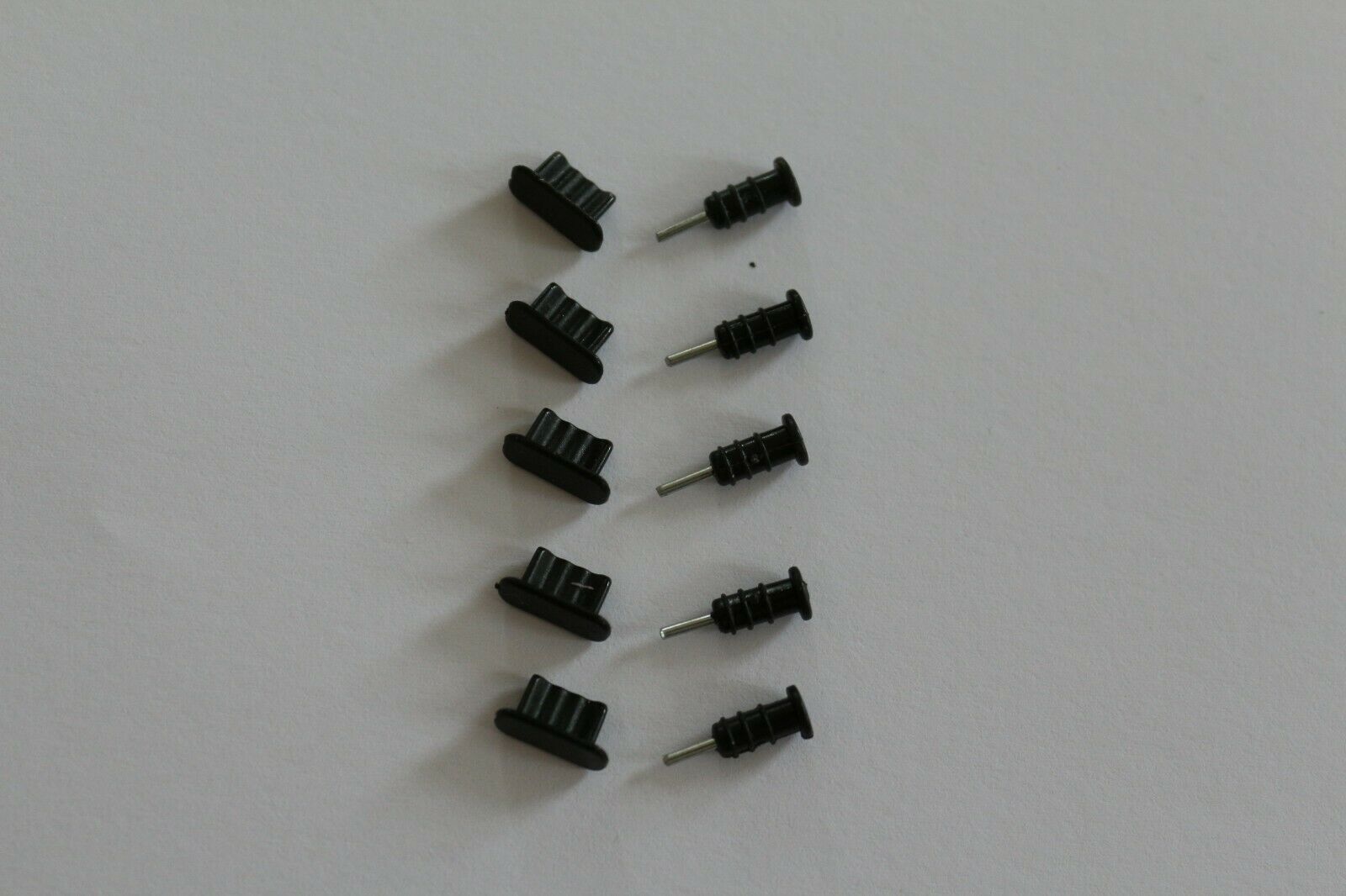 10x Staub Schutz für Apple iPhone 5/6 Stöpsel Staubschutz Kappen Silikon Schwarz